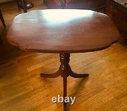 Antique Colonial Federal Mahogany Tilt Top Candle Stand Table Late 18th Century