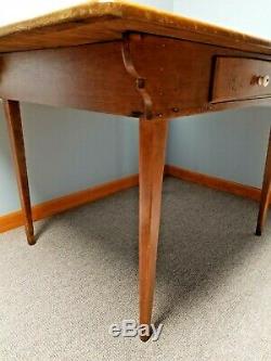 Antique Hepplewhite-style kitchen table. Good used condition, circa late 1800's