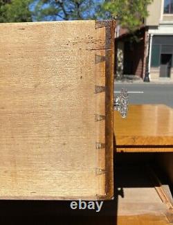 Late 18th Century Pennsylvania Federal Tiger Maple Chest Of Drawers Rare Knobs