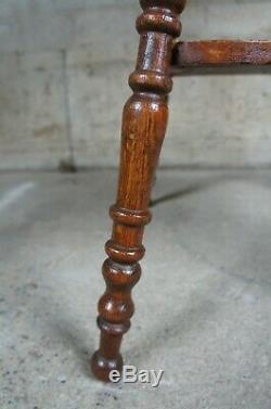 Late Victorian Quartersawn Oak Parlor Table Side Accent Serpentine Top